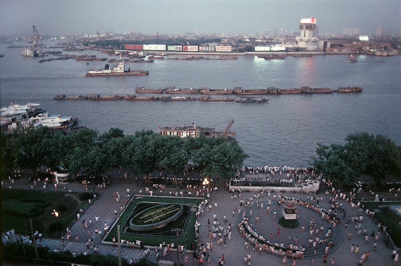 炎炎夏日夜晚，外滩人潮涌动，上海 ©️罗伯特·凡德·休斯特, 1991