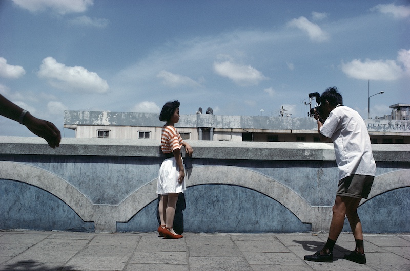 在老外滩拍照留念，上海 ©️罗伯特·凡德·休斯特, 1990