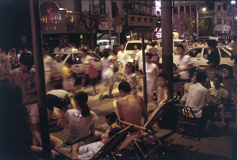 深夜的南京东路 ©️罗伯特·凡德·休斯特, 1990